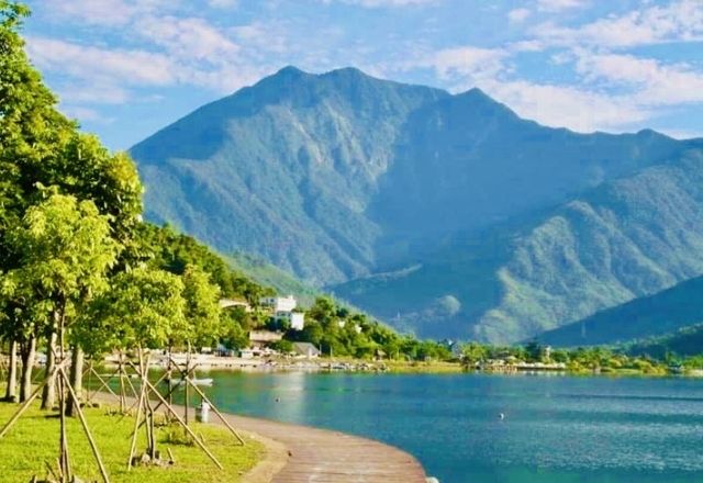 台灣東部山海與鐵道風景